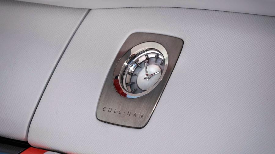 Детали интерьера Rolls-Royce Cullinan Fux Orange 2019 года  (фото 29 из 32)